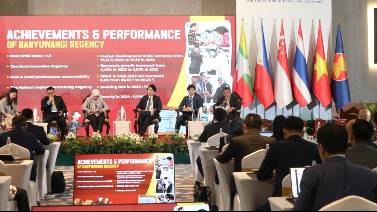 Forum Smart City Asean di Laos, Smart Kampung Banyuwangi Jadi Andalan
            - galeri foto