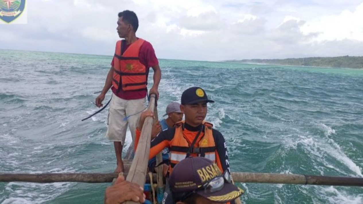 Dua Remaja Warga Jakarta Hilang Terseret Ombak di Pantai Karangseke Lebak, Basarnas Lakukan Pencarian
            - galeri foto