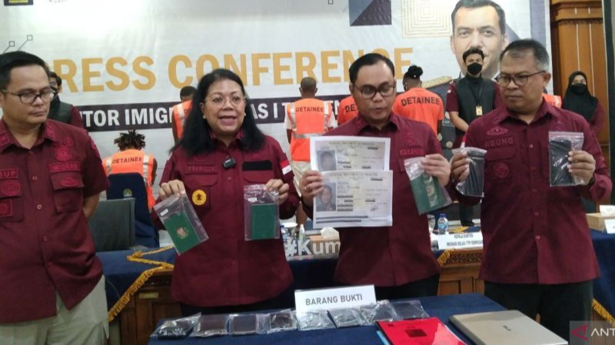 Imigrasi Denpasar Tangkap 7 WNA Nigeria Diduga Penipuan Asmara
            - galeri foto