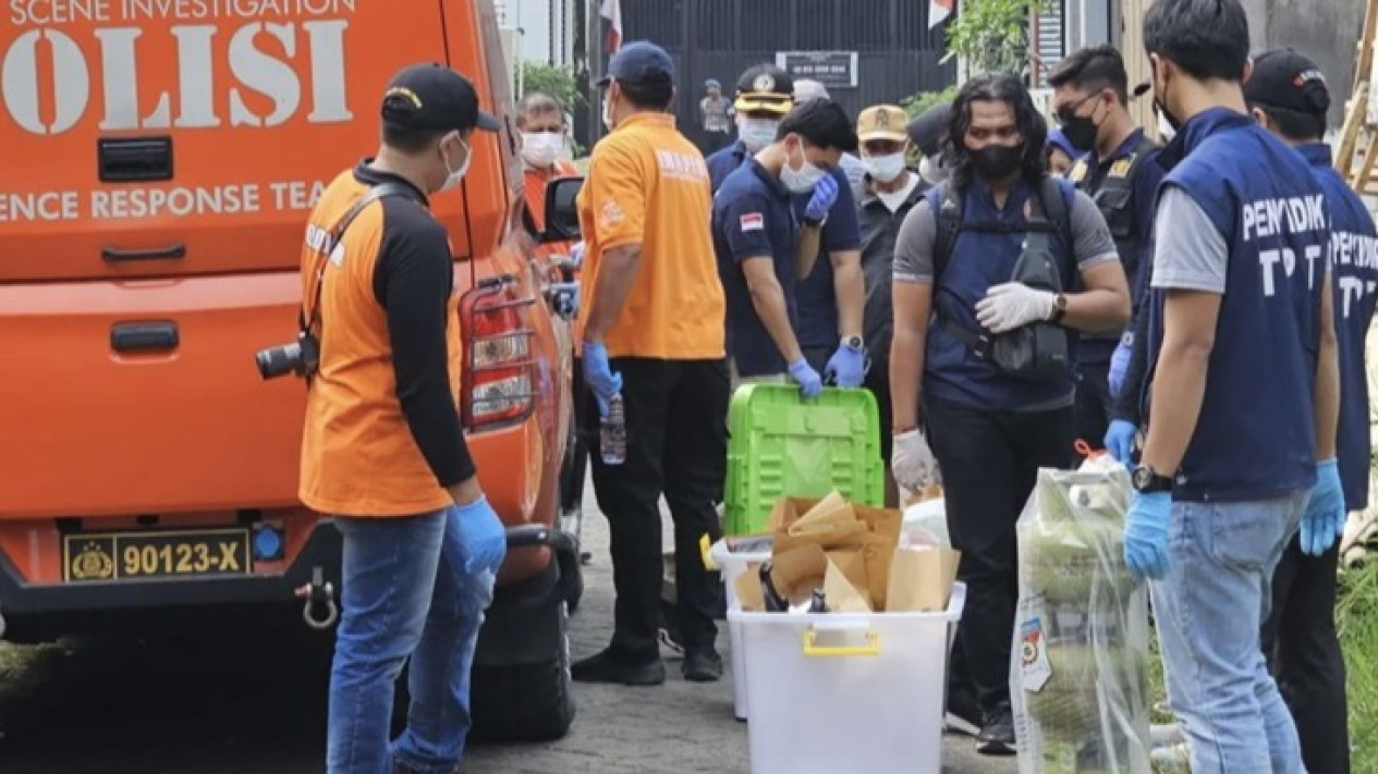 Tersangka Terorisme Berusia 19 Tahun di Batu Belajar Rakit Bom dari Internet
            - galeri foto