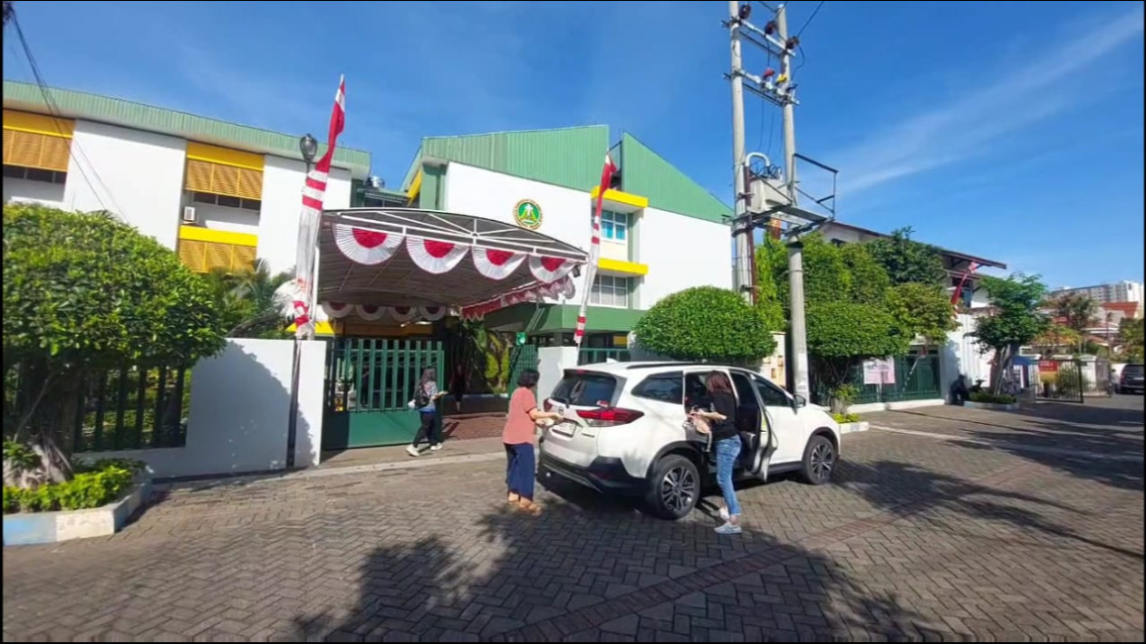 Geger, Sekolah Petra Manyar Ditarik Iuran Rp35 Juta per Bulan oleh RW untuk Bayar Keamanan
            - galeri foto