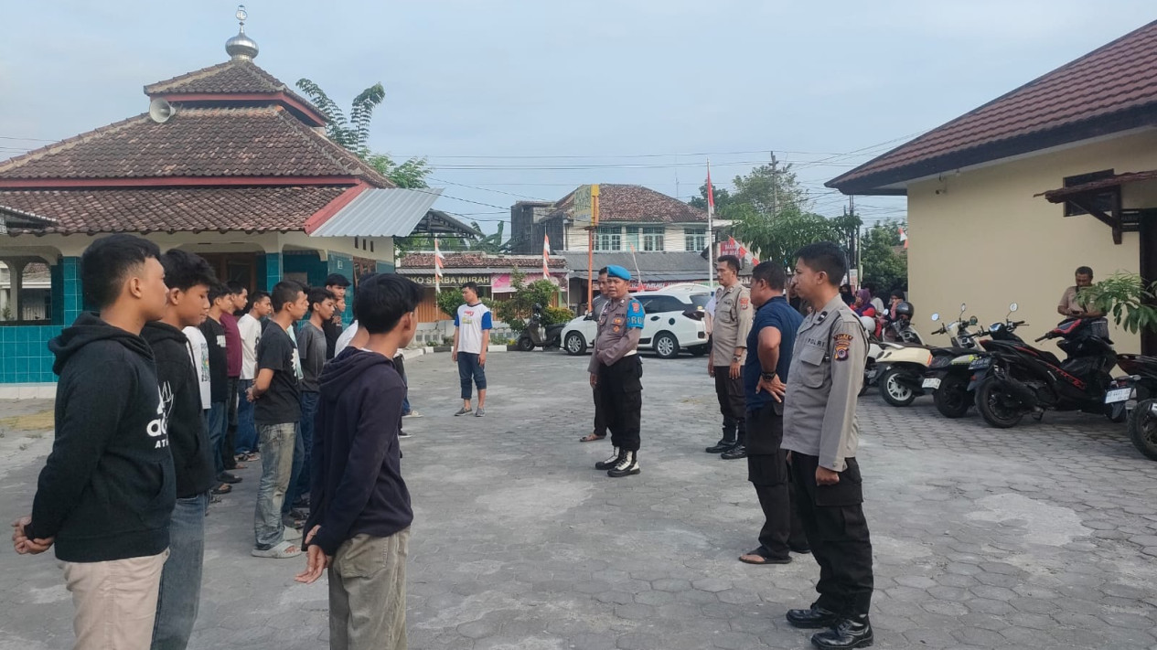 Polisi Amankan Puluhan Anak yang Diduga Hendak Tawuran di Bantul, 5 Celurit hingga Linggis Disita.
            - galeri foto