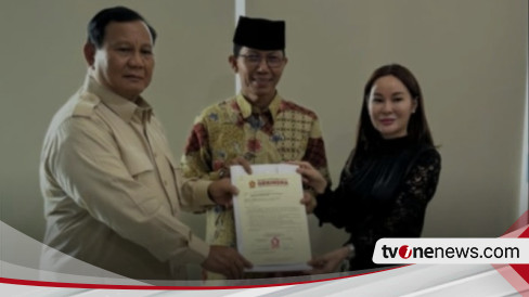 Prabowo Subianto Beri Surat Rekomendasi Langsung ke Pasangan Amsakar Achmad dan Li Claudia Maju Pilwakot Batam 2024