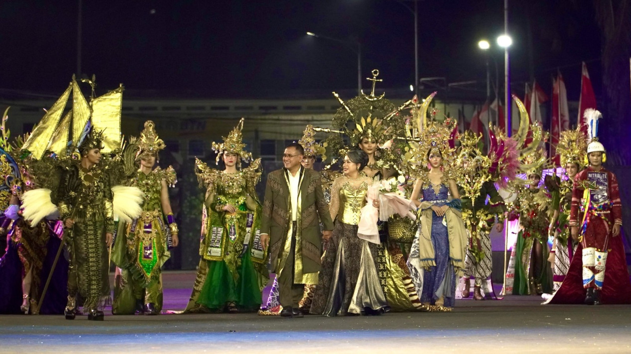 22 Artwear Produk UMKM Pupuk Indonesia Grup Tampil di Jember Fashion Carnaval 2024
            - galeri foto