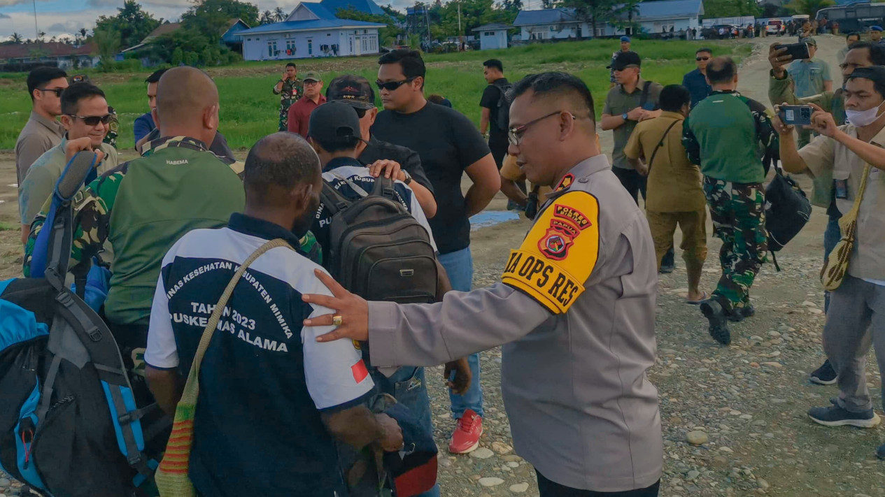 Satgas Ops Damai Cartenz-2024 dan TNI-Polri Berhasil Evakuasi 13 Warga ke Timika
            - galeri foto