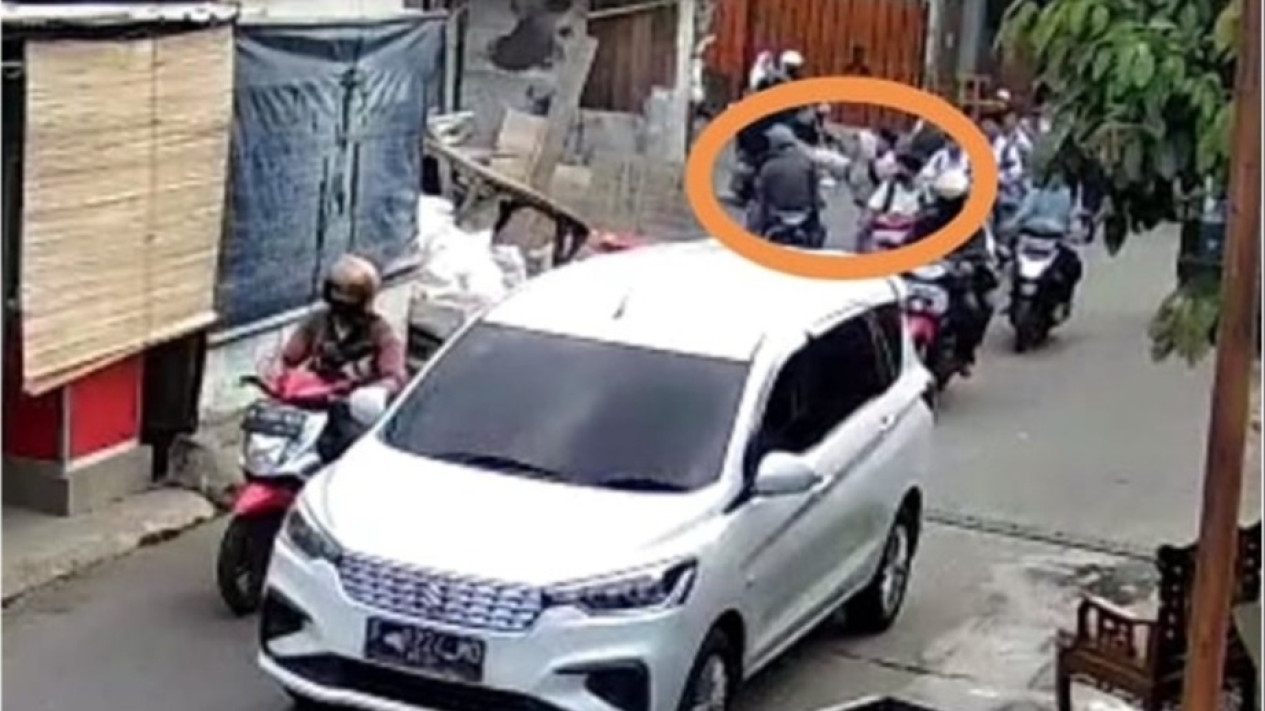 Video CCTV Pelajar Dibacok Pakai Penggaris Terungkap, Siswa SMK PGRI di Kalideres Ditangkap Polisi, Begini Kronologinya
            - galeri foto