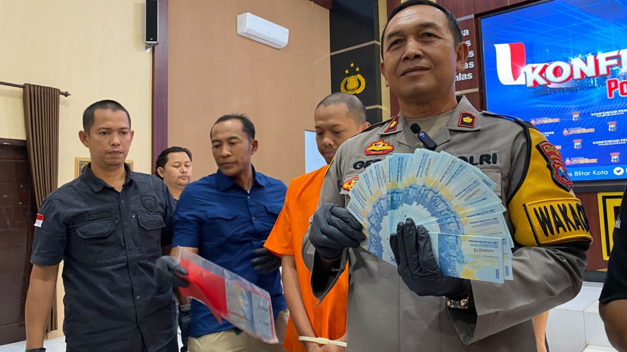 Residivis Kasus Korupsi Diamankan Polres Blitar Kota karena Edarkan Uang Palsu
            - galeri foto