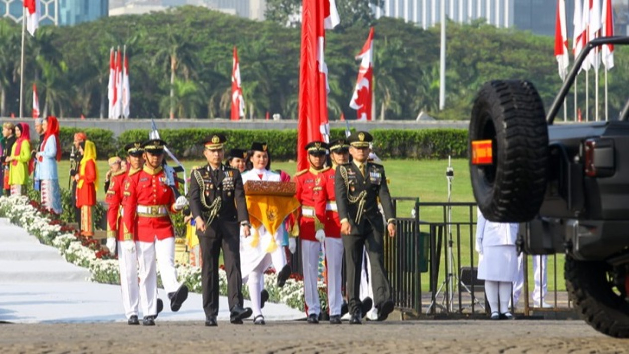 Bendera Pusaka dan Teks Proklamasi Dibawa Menuju Bandara Halim dengan Maung
            - galeri foto