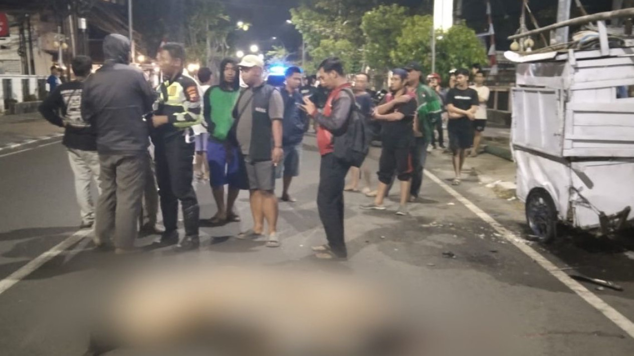 Tabrak Gerobak di Indrapasta Semarang, Pemotor Meninggal
            - galeri foto