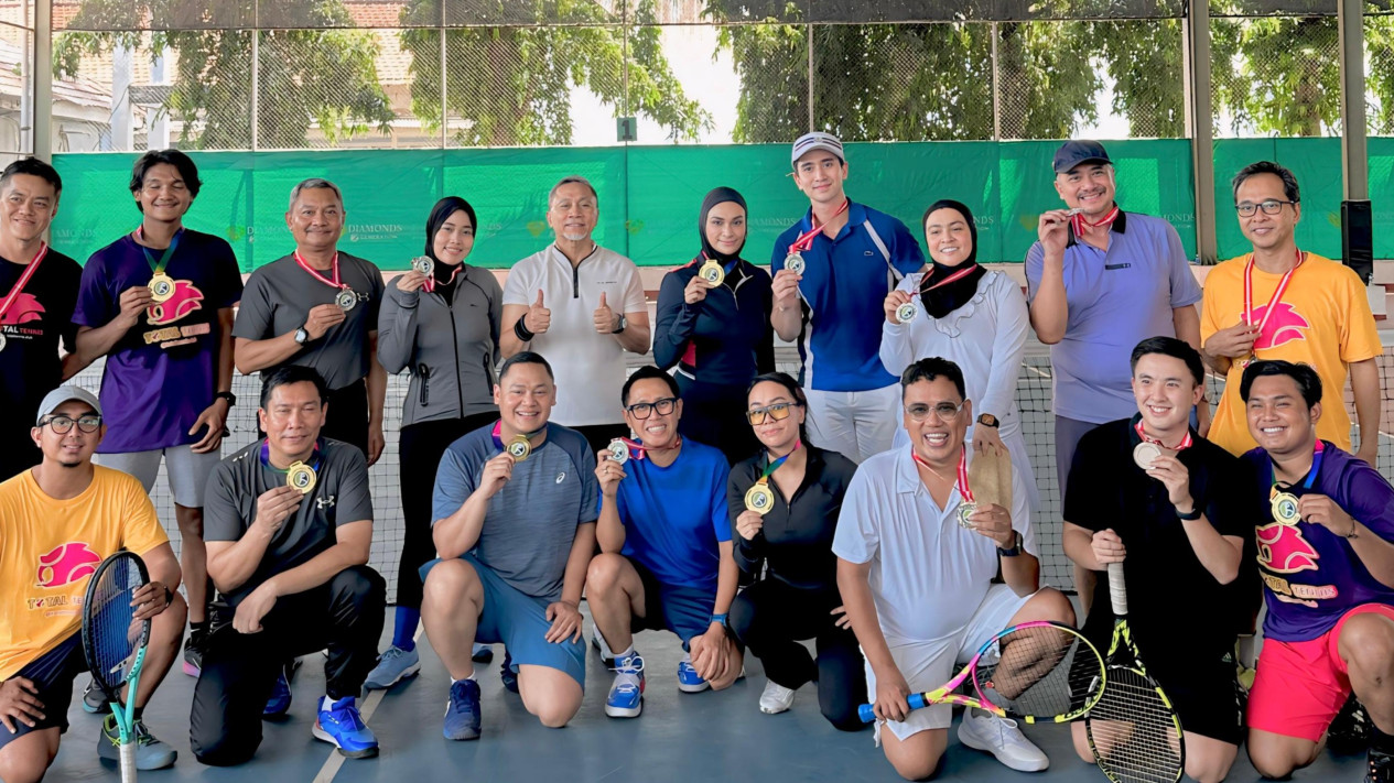 Saat Zulkifli Hasan Dikeroyok Eko Patrio Hingga Uya Kuya di Lapangan Tenis
            - galeri foto