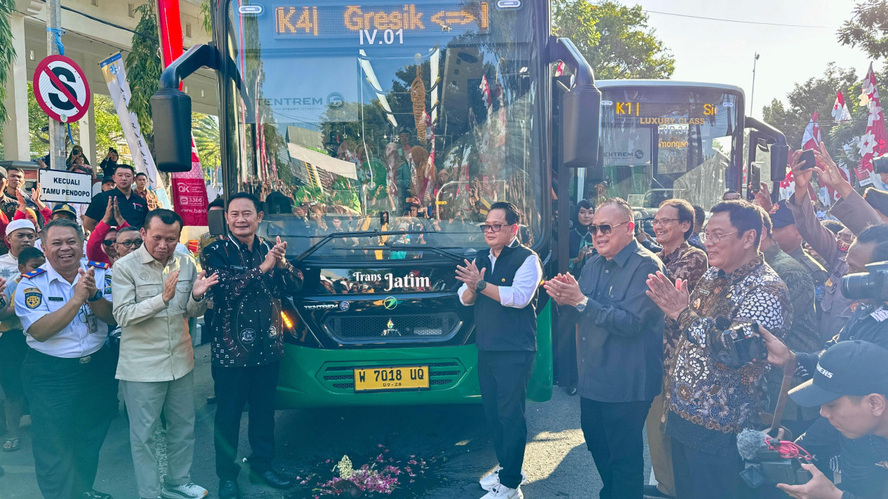 Launching Bus Trans Jatim Koridor IV, Pj. Gubernur Adhy Optimistis Tumbuhkan Ekonomi dan Pariwisata di Pesisir Utara
            - galeri foto