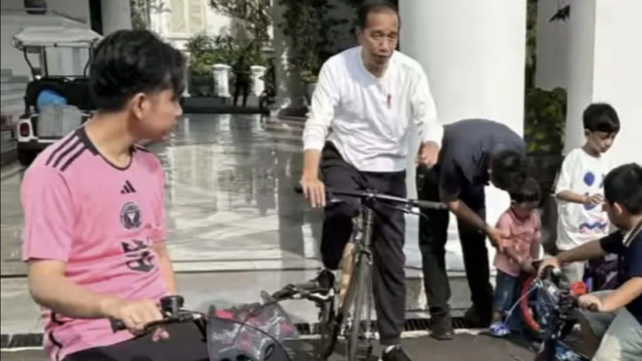 Minggu Pagi, Jokowi Bersepeda dengan Anak Cucu di Taman Istana
            - galeri foto