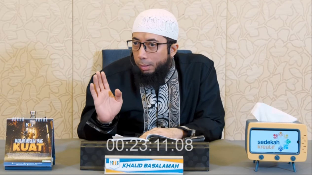 Ustaz Khalid Basalamah menjelaskan tentang hukum mengubur ari-ari bayi dengan ritual khusus. Sumber: YouTube Khalid Basalamah