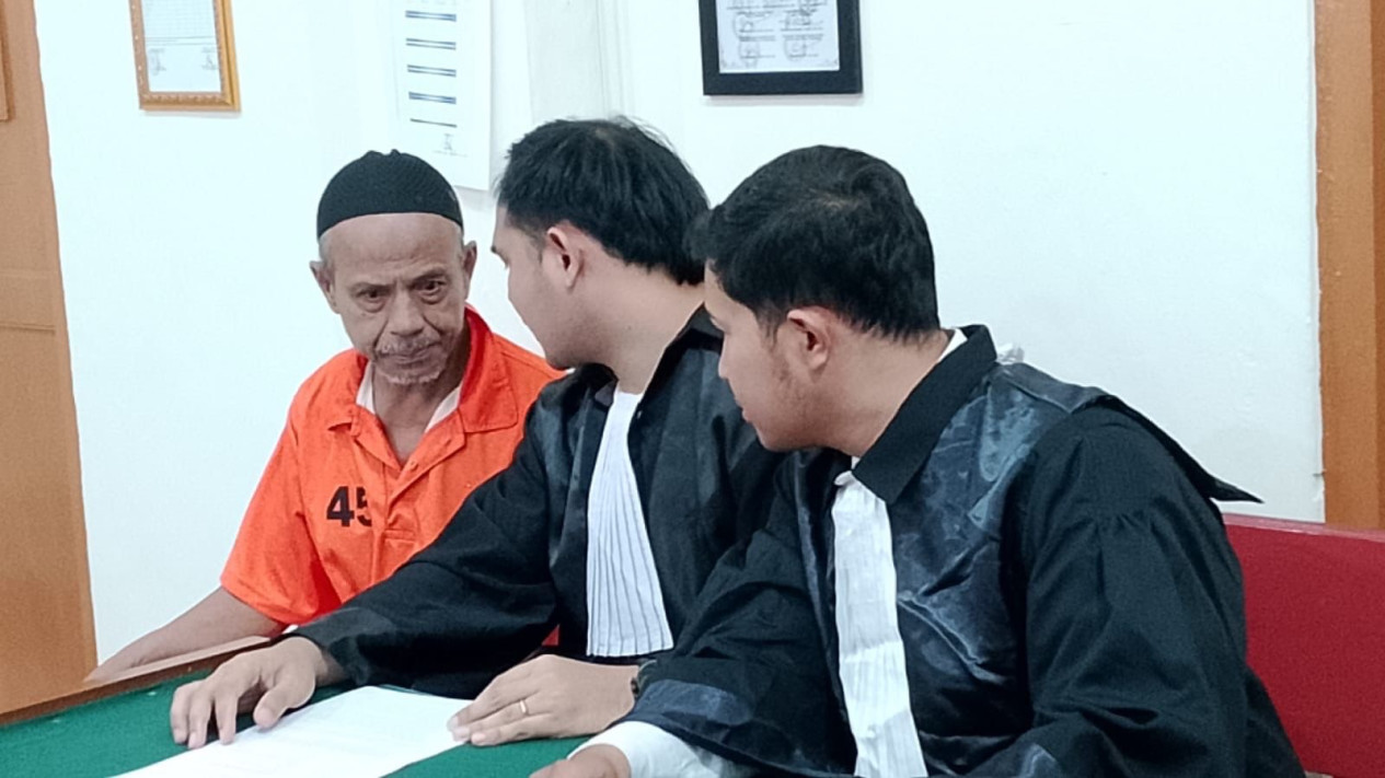 Bakar Rumah Warga Akibat Ketahuan Dekati Istri Orang, Zulkarnain Dituntut 10 Tahun Penjara
            - galeri foto