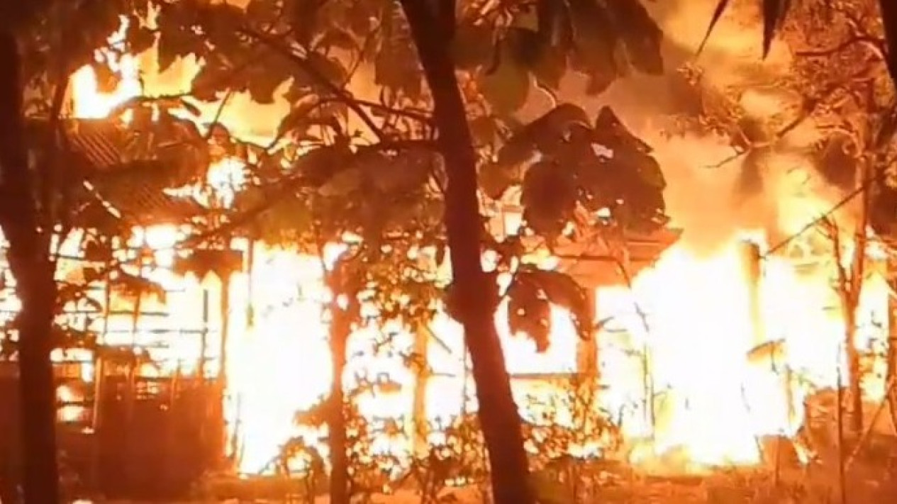 Kandang Sapi dan Rumah Warga di Mlarak Ponorogo Ludes Terbakar
            - galeri foto