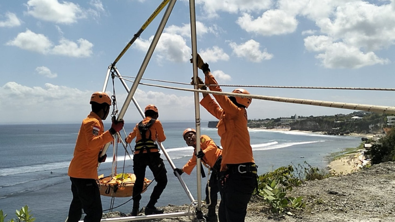 Jenasah WNA Amerika Ditemukan di bawah Tebing Pantai Bingin, Kuta Selatan
            - galeri foto