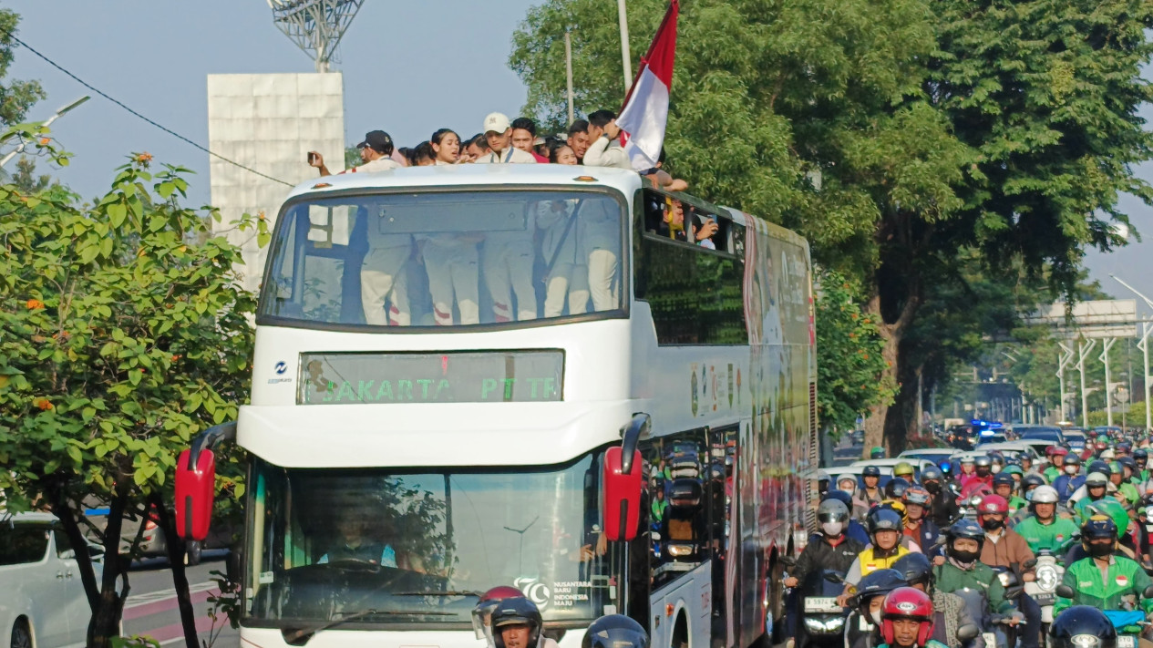 Atlet Olimpiade Diarak Sebelum Temui Presiden, Sampai di Istana Negara Langsung Dapat Bonus Miliaran 
            - galeri foto