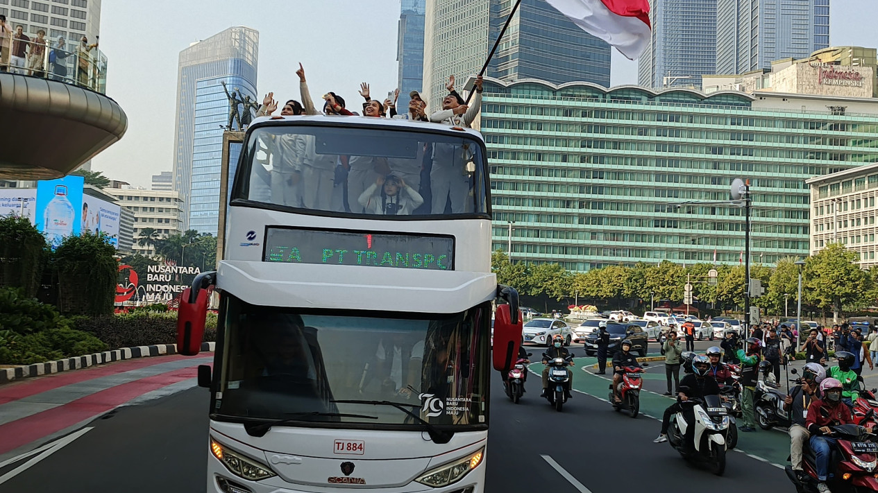 Miris, Tatapan Sinis Hingga Umpatan Dilayangkan Warga pada Peraih Medali Akibat Kemacetan Imbas Pawai Juara Olimpiade Paris 2024
            - galeri foto