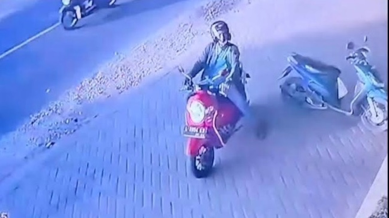 Satu dari Dua Pelaku Pencurian Motor di Bangkalan Terekam CCTV
            - galeri foto