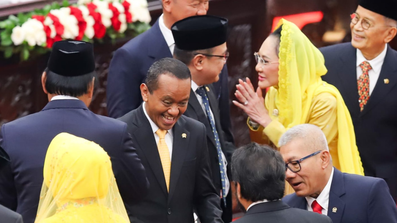 Dirumorkan jadi Ketua Umum Golkar, Bahlil Lahadalia Pakai Dasi Kuning ke Sidang Tahunan MPR 2024: Sudah Dikode Bamsoet
            - galeri foto