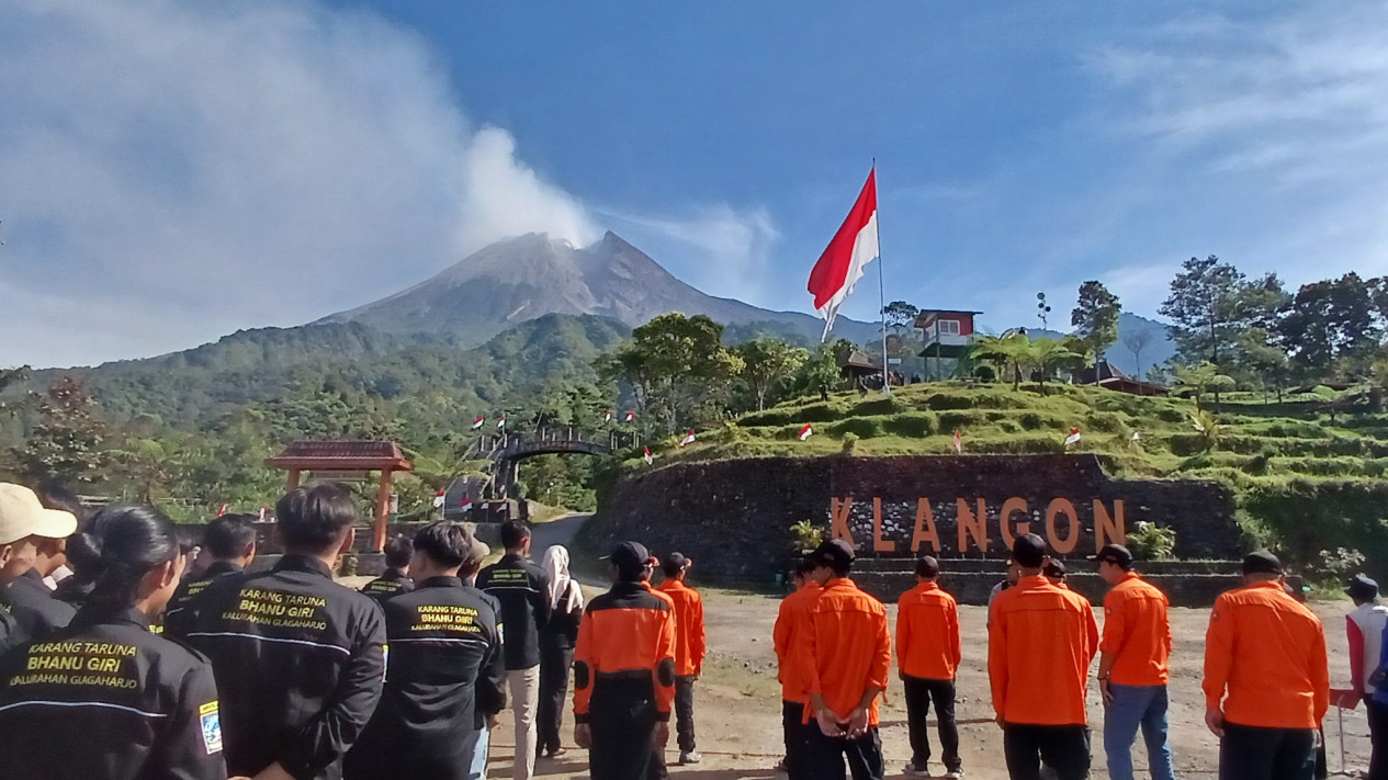 HUT ke-79 RI, Bendera Merah Putih Raksasa Dikibarkan di Bukit Klangon Berlatar Keindahan Gunung Merapi
            - galeri foto