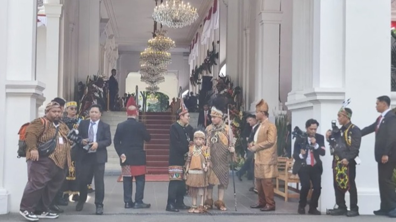 HUT ke-79 RI: Gibran-Jan Ethes Kompak Berbusana Adat Papua saat Tiba di Istana Merdeka
            - galeri foto