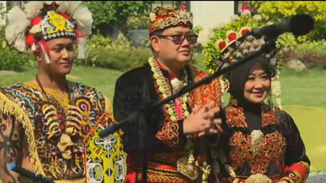 Untuk Pertama Kalinya, Upacara HUT Kemerdekaan RI ke-79 di Gedung Negara Grahadi Surabaya Terhubung dengan IKN
            - galeri foto