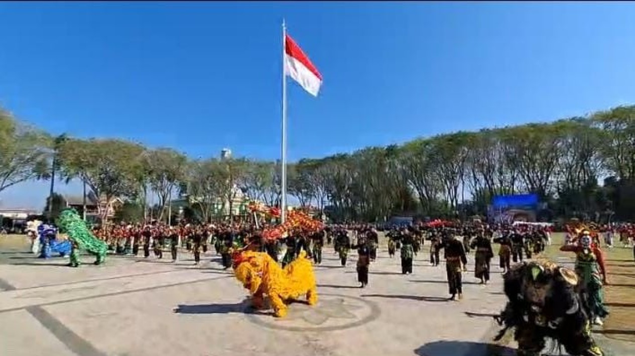 Perayaan HUT RI di Bojonegoro Dimeriahkan Ribuan Penari dan Bendera Merah Putih Raksasa
            - galeri foto