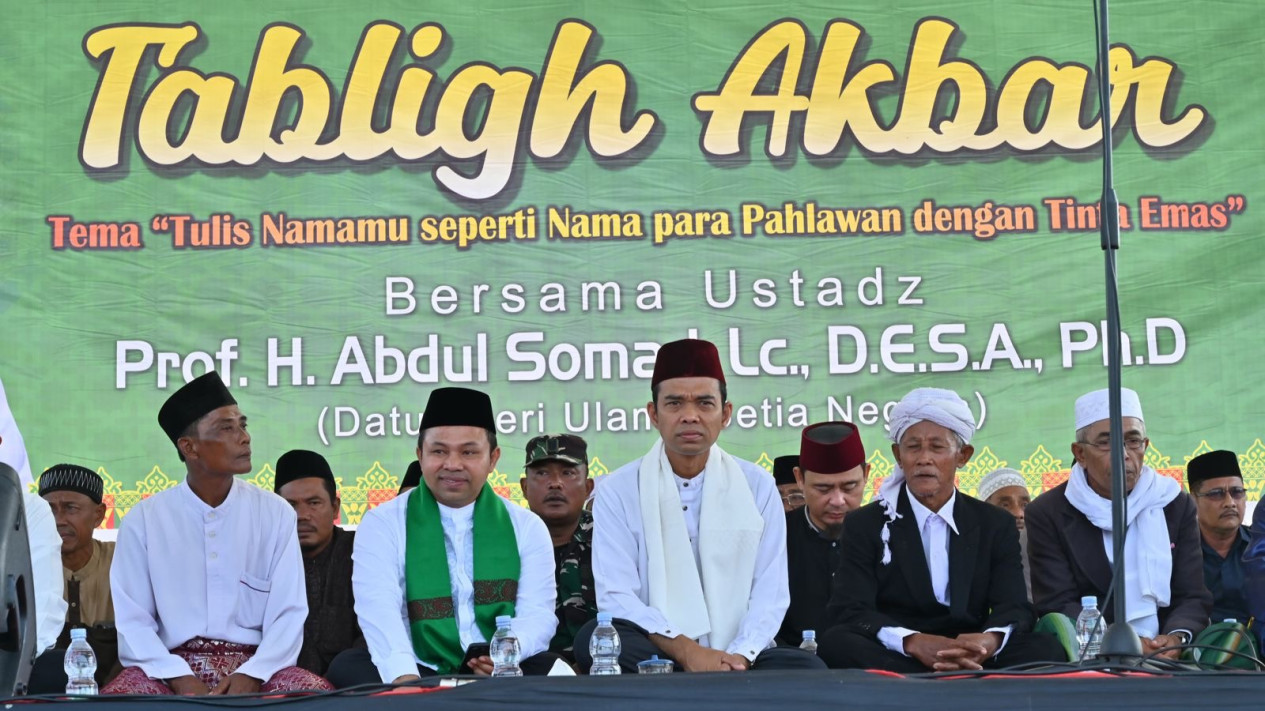 Blak-blakan, UAS Ajak Masyarakat Kabupaten Rokan Hilir Pilih Cagub Riau Abdul Wahid
            - galeri foto