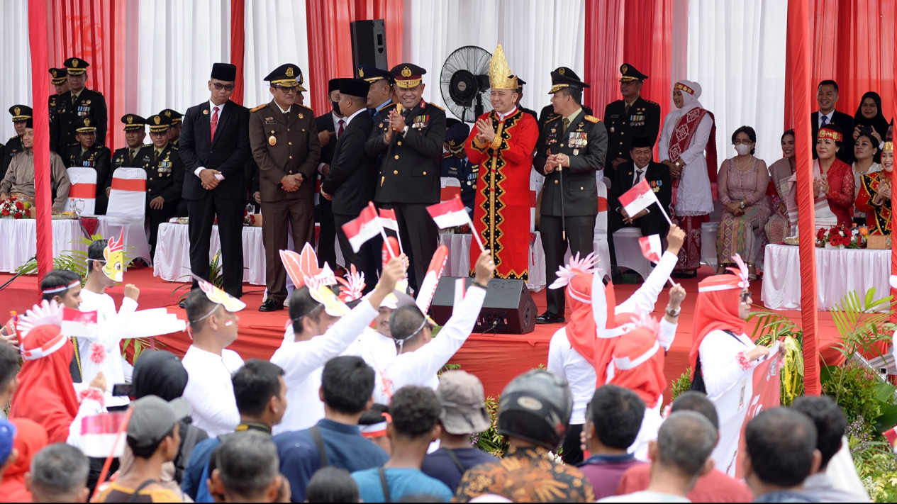 Ribuan Masyarakat Saksikan Pawai Peringatan HUT ke-79 RI, Pj Gubernur Sumut Agus Fatoni: Terus Nyalakan Semangat Kemerdekaan
            - galeri foto