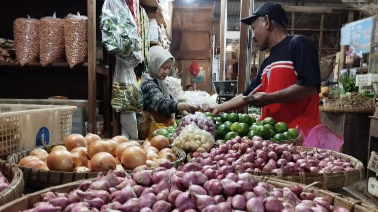 Harga Kebutuhan Pokok Masyarakat Berfluktuasi di Kudus, Ini Penyebabnya
            - galeri foto