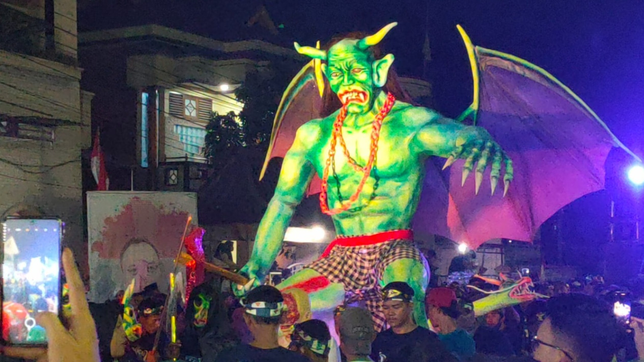 Puluhan Ogoh-Ogoh Raksasa hingga Kambing Guling Ramaikan Bamboo Carnival HUT RI ke 79 di Gresik
            - galeri foto