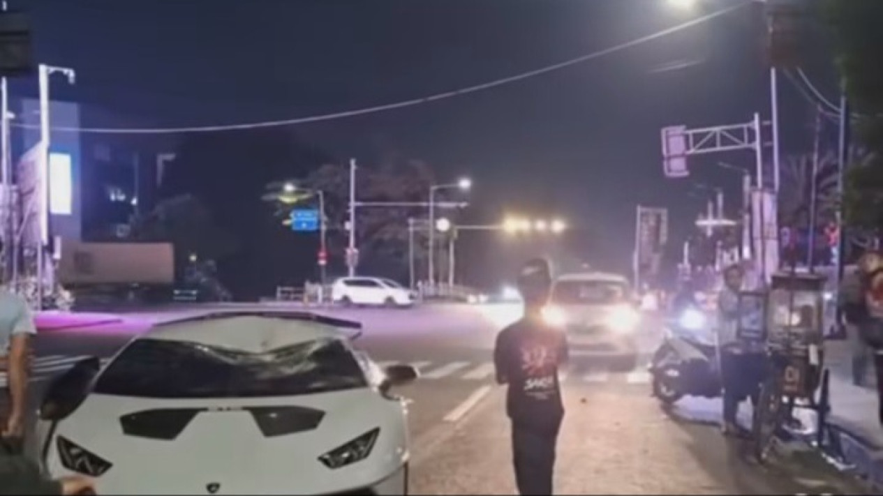 Nahas! Ditabrak Lamborghini Huracan, Seorang Pemulung di Pluit Raya Tewas di Tempat, Kondisi Mobil Sport Mewah Jadi Sorotan
            - galeri foto