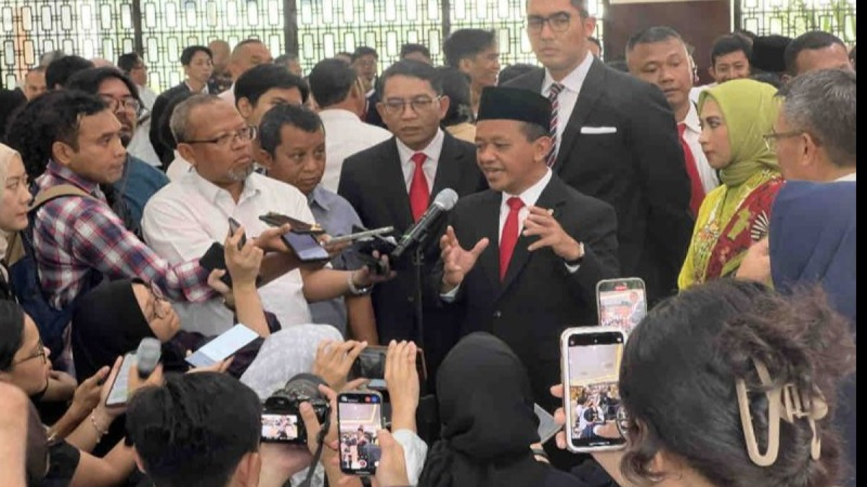 Sehari Jadi Menteri ESDM, Bahlil Langsung Minta Jajarannya untuk Percepat RUU EBET: Harus segera Diselesaikan
            - galeri foto