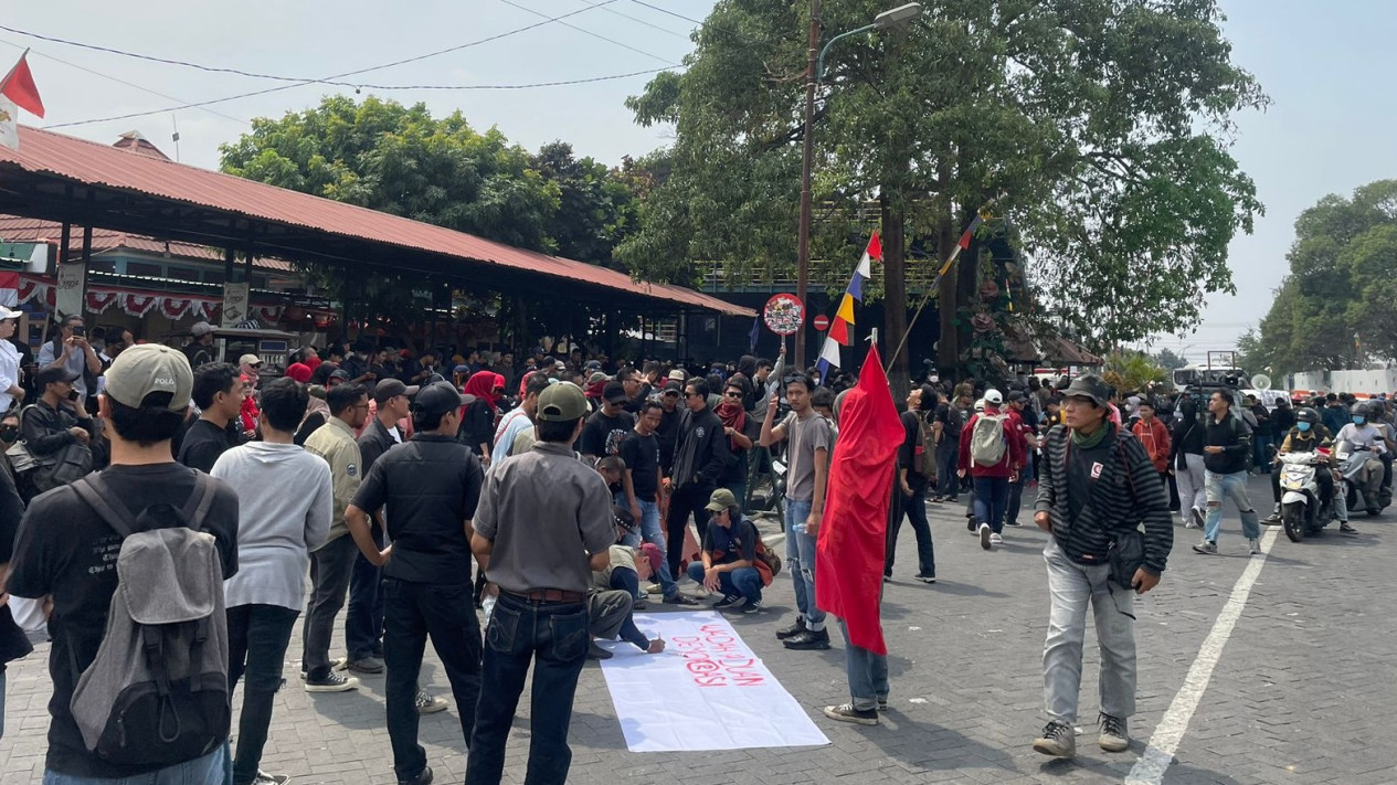 Tolak Revisi UU Pilkada! Ribuan Massa Demo sudah Berkumpul di Jalan Malioboro dan Mulai Bergerak: Jogja Full Melawan
            - galeri foto