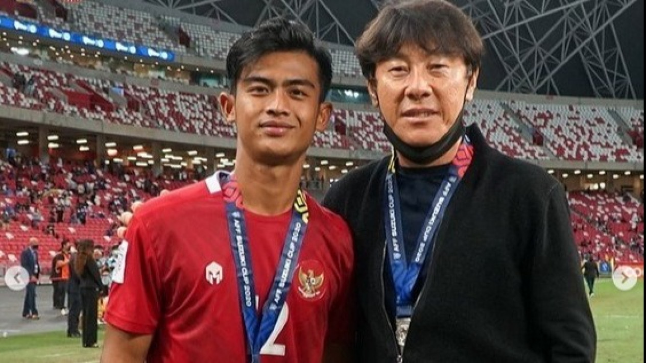 Pratama Arhan bersama pelatih Timnas Indonesia Shin Tae-yong