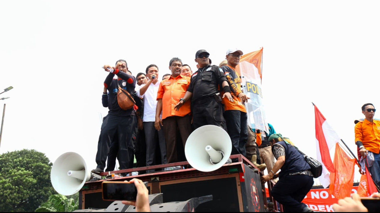 Massa Aksi Soraki 3 Anggota Dewan “DPR Bego” yang Mau Keluar Depan Gedung DPR
            - galeri foto