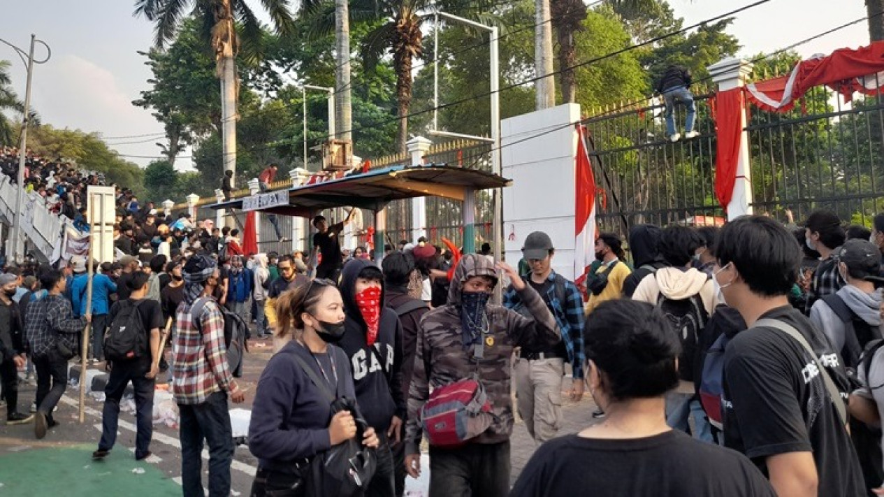 Massa Aksi Demo DPR Ricuh, Rusak Halte Bus Depan Gedung DPR/MPR RI
            - galeri foto