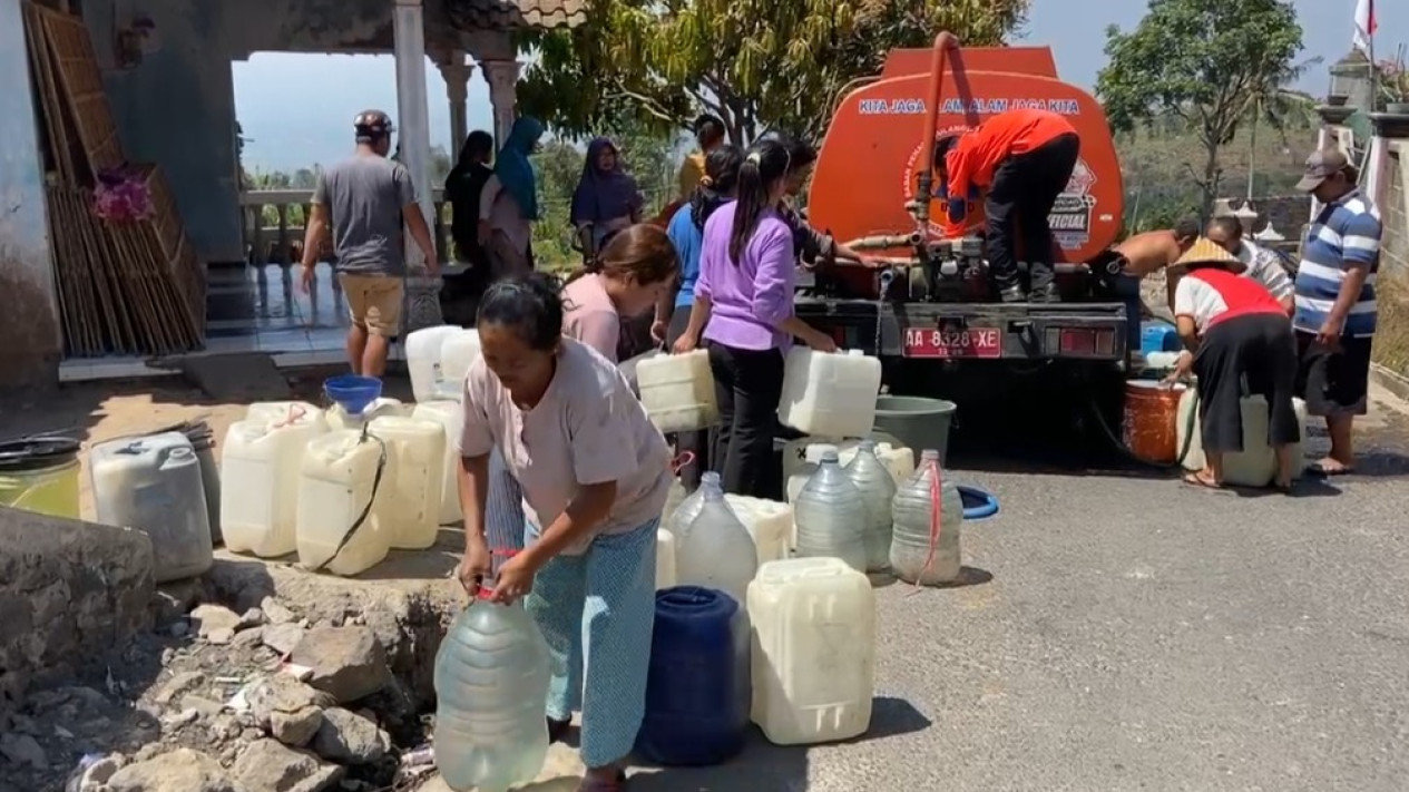 Krisis Air Bersih Akibat Kemarau, BPBD Salurkan Bagikan 20.000 Liter Air Bersih Kepada 1.213 Jiwa
            - galeri foto