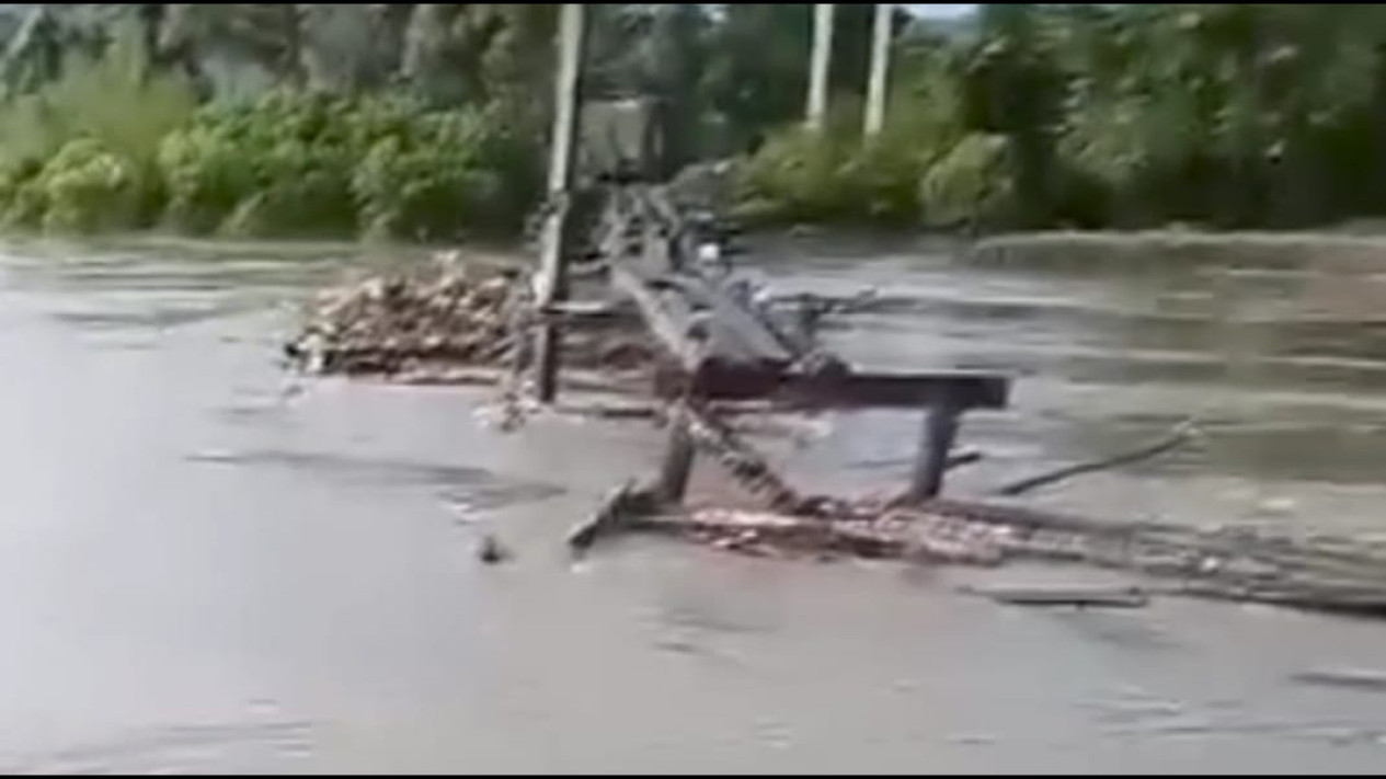 Jembatan Darurat Terbawa Arus Banjir, Lima Dusun di Mamuju Terisolir
            - galeri foto