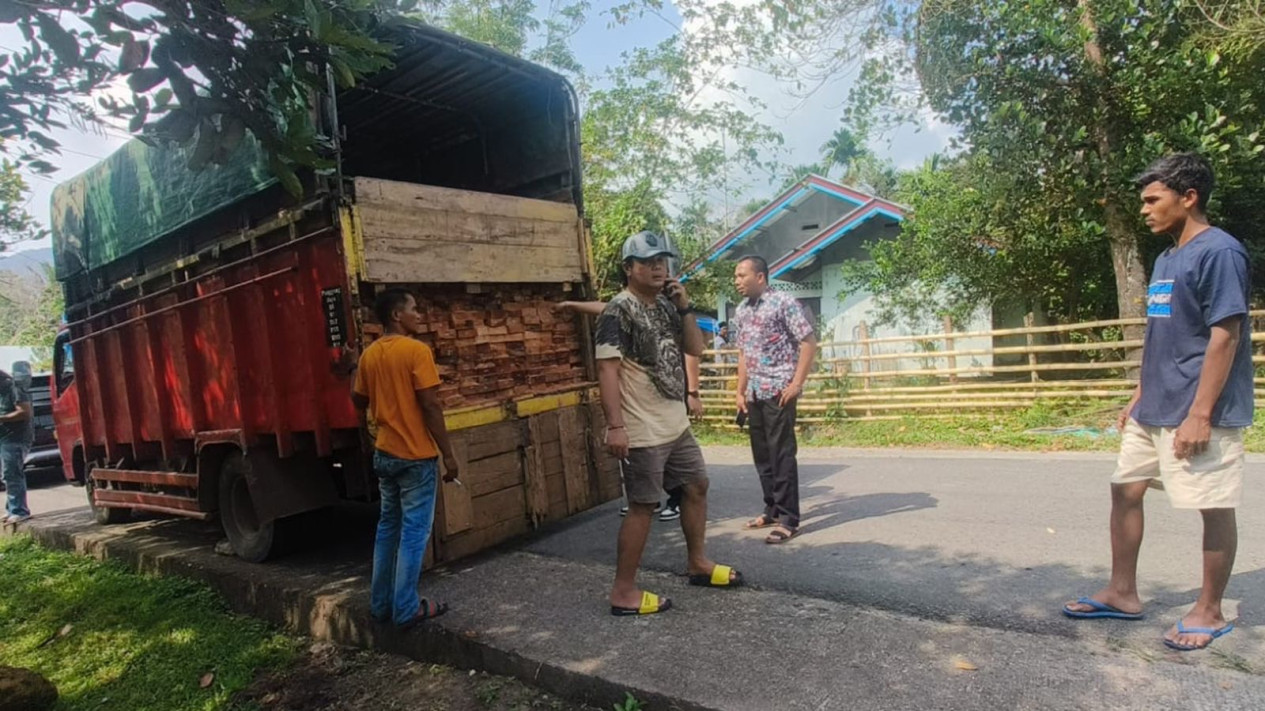 Diduga Hasil Pembalakan Liar, Polres Sijunjung Amankan Truk Bermuatan Kayu Olahan
            - galeri foto