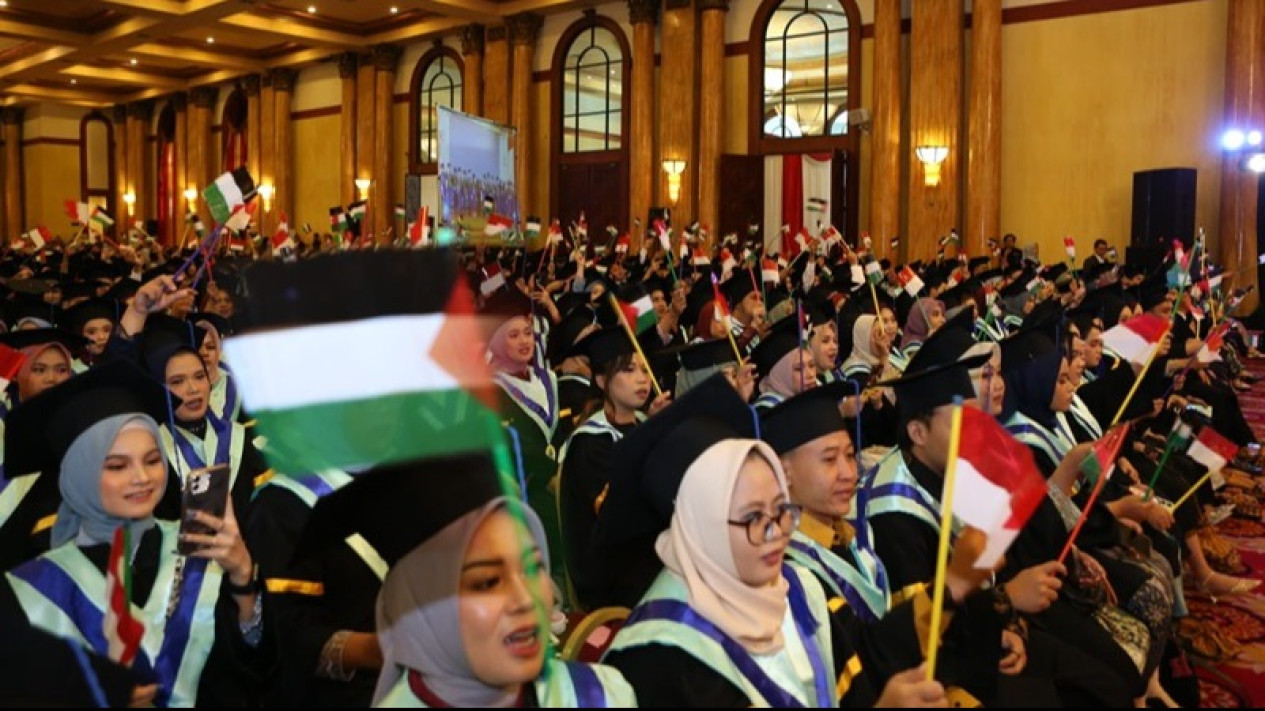 Ratusan Peserta Wisuda Institut STIAMI Kompak Kibarkan Bendera Palestina, Ternyata Ini Alasannya
            - galeri foto