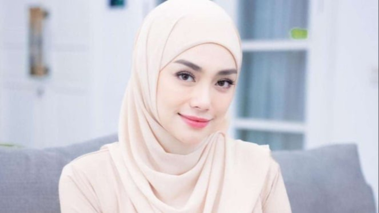 Belum Istiqomah Mengenakan Hijab Meski Sudah Mualaf, Celine Evangelista Sebut karena Kontrak Kerja, Ustaz Adi Hidayat Tegaskan Hukumnya Islam Mengajarkan....
            - galeri foto