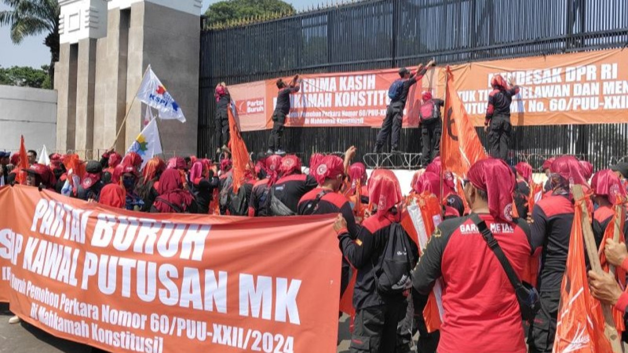 Demo Buruh di KPU Hari ini, Polisi Kerahkan 1.676 Personel untuk Kawal Aksi
            - galeri foto