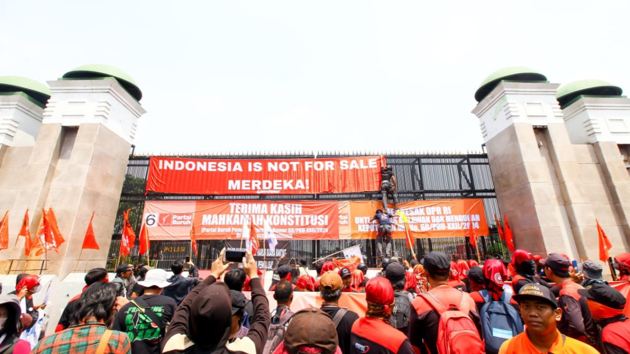 Hari Ini Partai Buruh Lakukan Aksi di Depan Kantor KPU Desak Terbitkan PKPU Pasca Keputusan MK
            - galeri foto