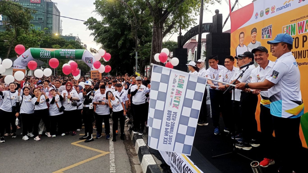 Ribuan Peserta Ikuti Jalan Santai Road to PON XXI 2024
            - galeri foto