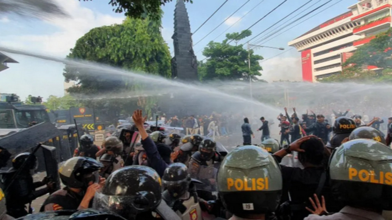 Mengerikan, Detik-detik Demo Semarang Ricuh, Oknum Polisi Kena Tombak
            - galeri foto