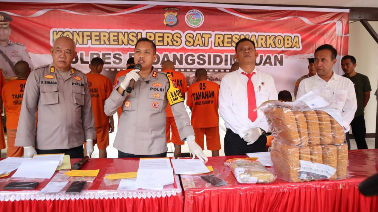 Tugas Perdana! AKBP Wira Prayatna Ungkap Kasus Narkoba di Kota Padangsidimpuan
            - galeri foto