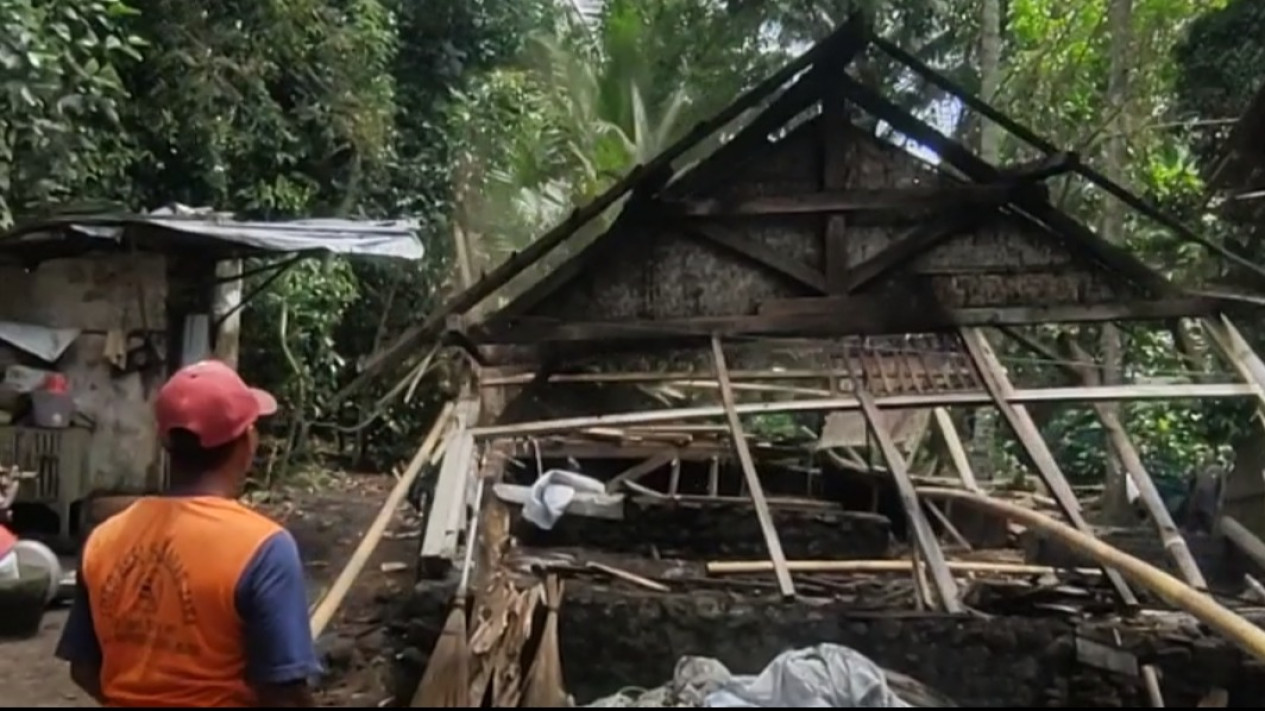 Masuk Kategori Miskin Ekstrem, Ratusan Rumah Tak Layak Huni Dibangun oleh Pemkab Blitar
            - galeri foto