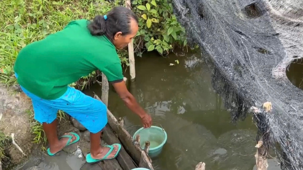 Krisis Air Bersih, Tiga Bulan Warga Wonotopo Temanggung Gunakan Air Sungai untuk Makan dan Minum
            - galeri foto